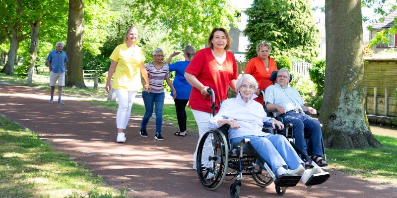 Zorgmedewerkers wandelen buiten met hun cliënten